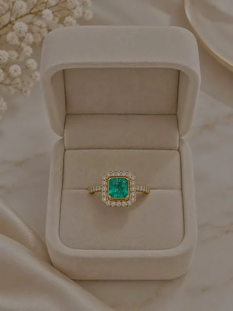 Anillo con esmeralda y halo de circonitas en su estuche