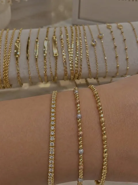 Pulseras finas de cadena en exhibición